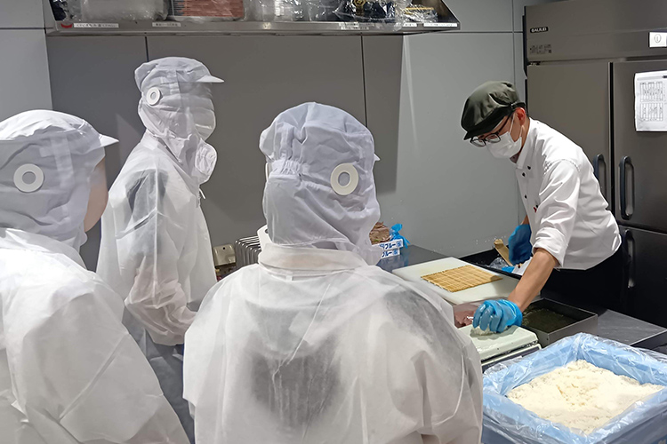 鮮魚部門の仕事風景